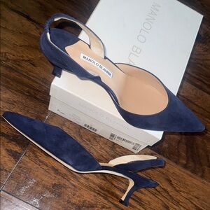 Manolo Blahnik Carolyne size 41 in Navy